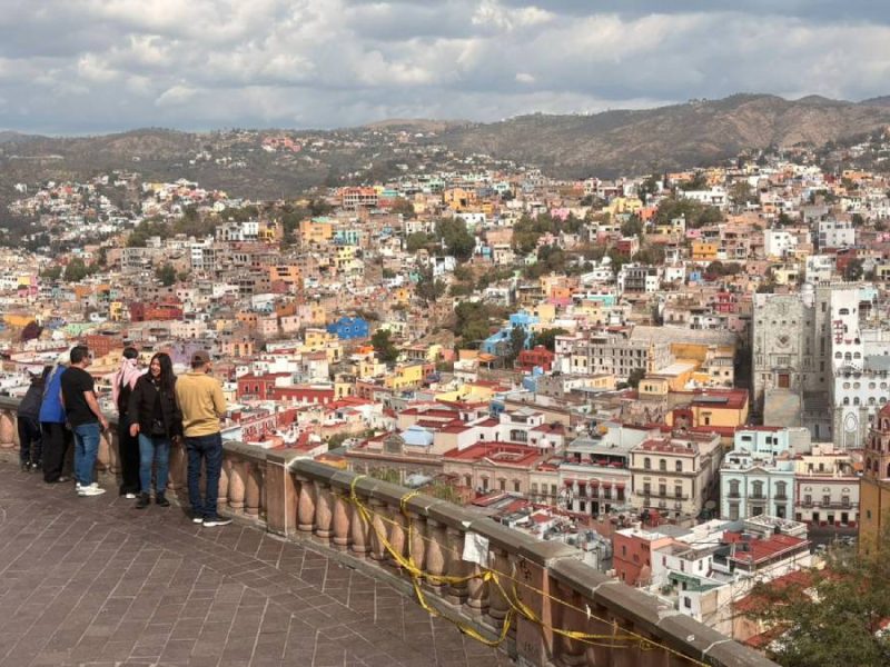 Riesgo en el Mirador del Pípila: Barandal principal presenta desprendimientos