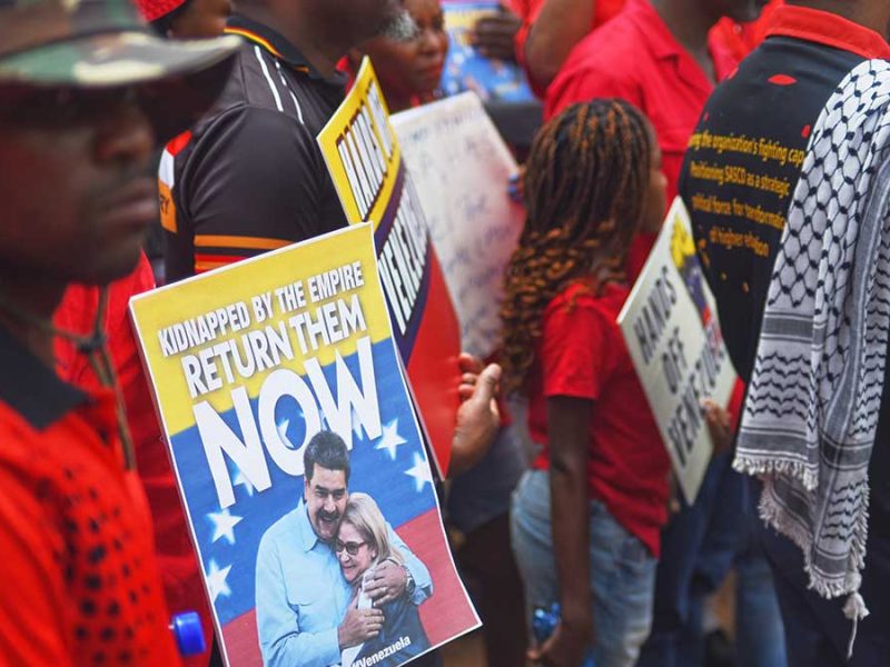 Protestan frente a embajada de EU en Sudáfrica por captura de Nicolás Maduro