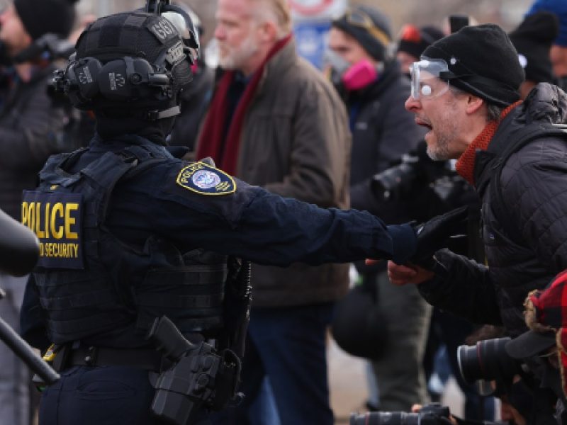 Ira y protestas en Minneapolis por tiroteo a Renee Good; desafían inmunidad de agentes de ICE