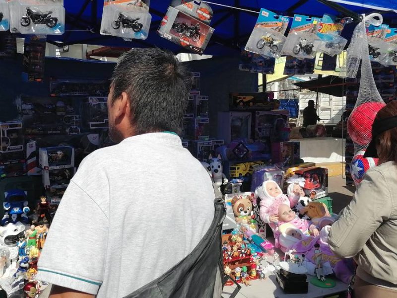 Juguetes de moda y réplicas de armas marcan víspera de Reyes Magos en Guanajuato