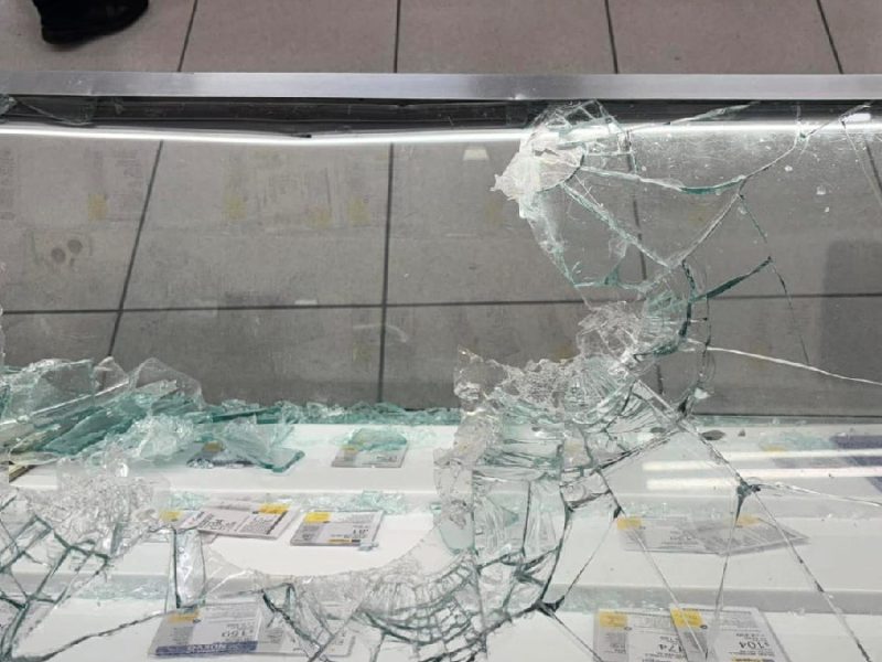 Asaltan tienda Coppel Constelación en Salamanca; encapuchados rompen vitrinas y roban celulares