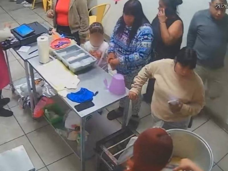 Usan a una niña para cometer robo en León; la instruyen para tomar $1,600 en en efectivo