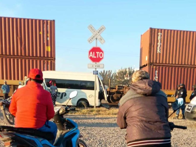 Camioneta de personal intenta ganarle al tren en Salamanca y deja hay 4 heridos
