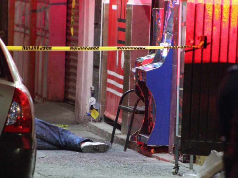 Asesinan a hombre de 60 años en máquinas tragamonedas afuera de una tienda en el barrio de San Miguel