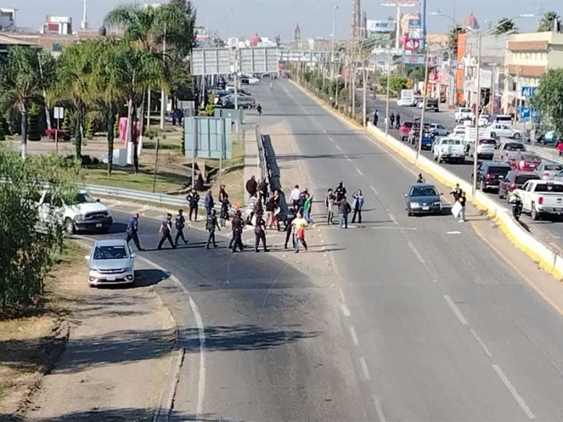 Bloqueo carretera Silao-Guanajuato: Vecinos cierran paso, están contra pavimentación de calle