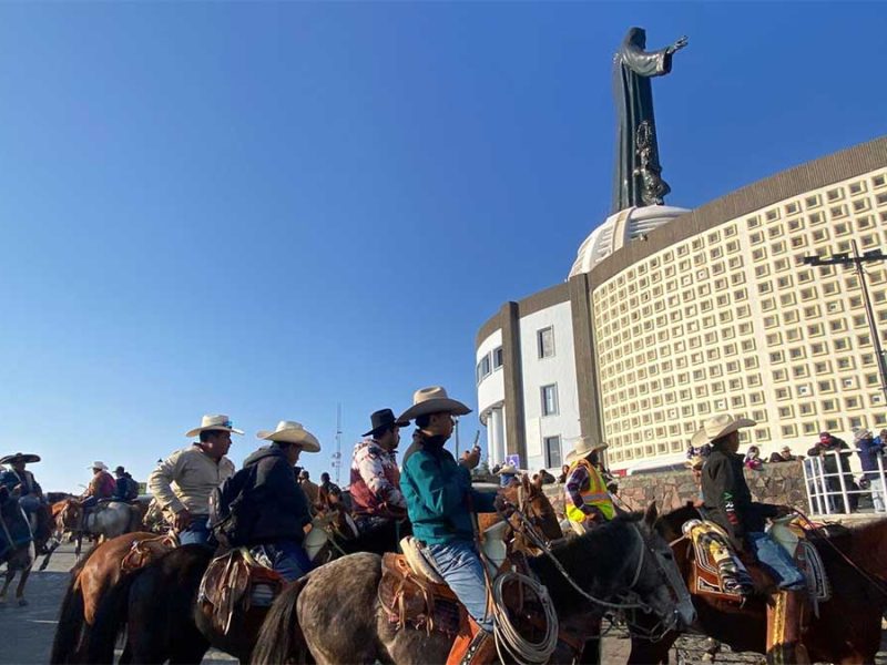 Fe inquebrantable: Más de 3 mil jinetes suben al Cerro del Cubilete