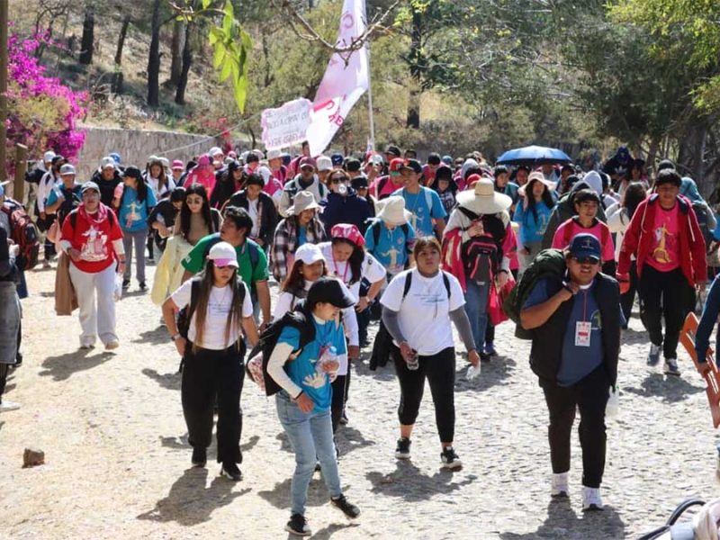 Récord de fe en Silao: Miles de jóvenes conquistan la cima del Cerro del Cubilete