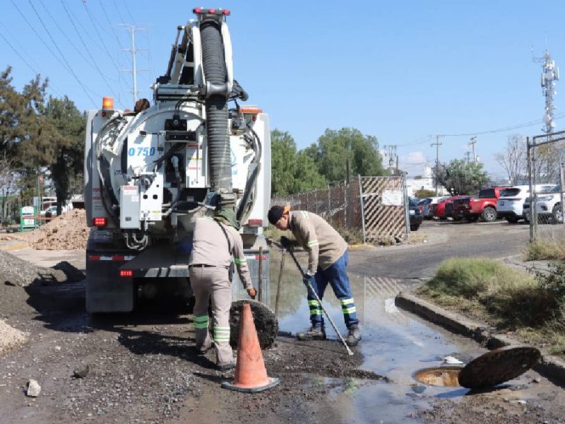 Detecta SAPAL nueva fuga en Hermanos Aldama; trabajos por socavón durarán toda la noche