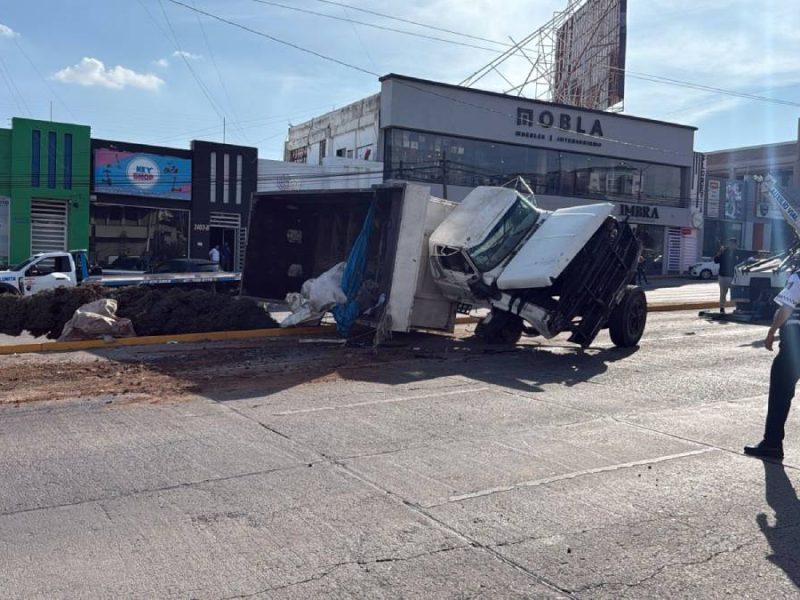 Tolva se queda sin frenos, choca contra Chevy y se vuelca en Paseo de los Insurgentes, en León