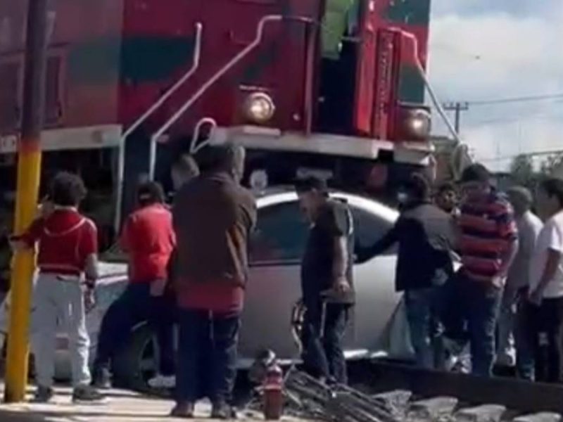 Sobreviven de milagro tras ser embestidos por el tren en Villagrán
