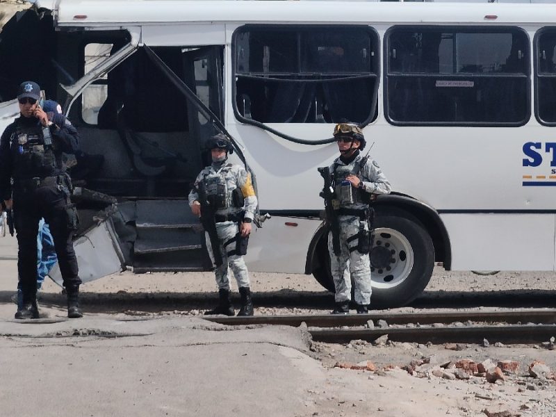 Embiste tren a camión de pasajeros en San Juan de la Vega; hay 10 lesionados