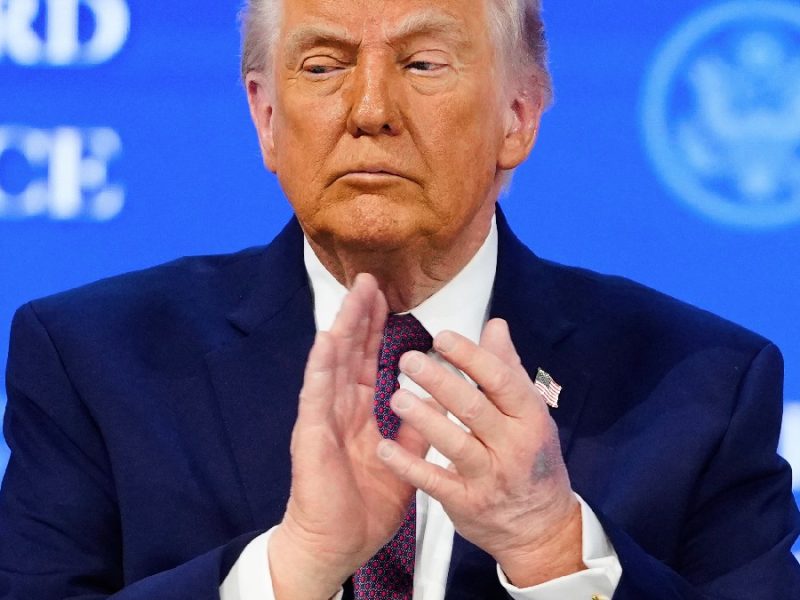 Oficializa Estados Unidos su salida de la OMS; Donald Trump firma orden ejecutiva