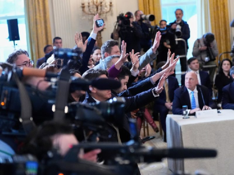 Trump insta a petroleras a invertir 100 mil mdd en Venezuela; les promete completa seguridad