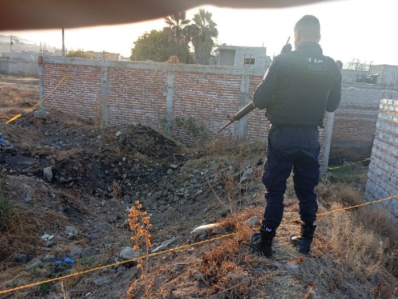 Hallan cuerpo en estado de descomposición en baldío de Valle de Santiago