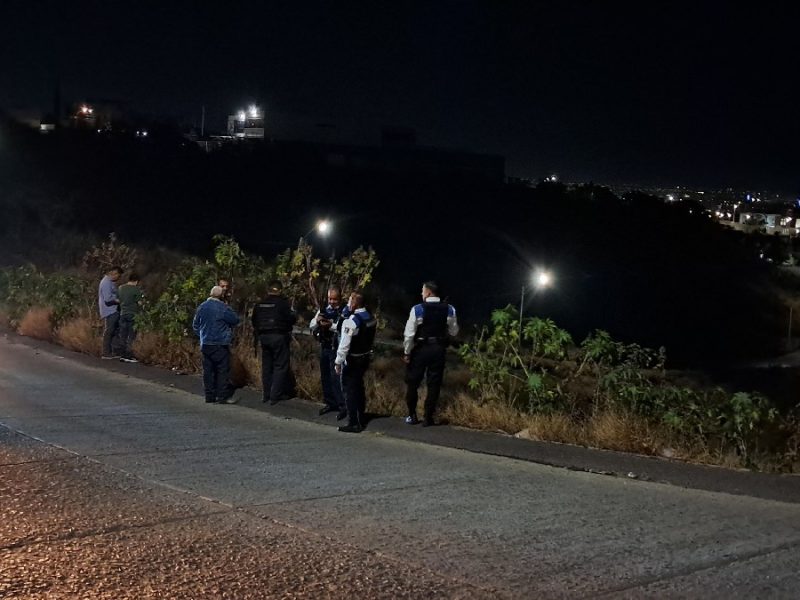 Cae camioneta a barranco de 25 metros en bulevar León II