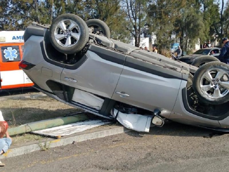 Cuatro heridos tras aparatosa volcadura en Moroleón en el bulevar Ponciano Vega