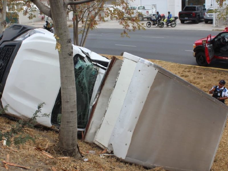 Vuelca conductor camioneta con calzado; tenía pocos laborando en la fábrica