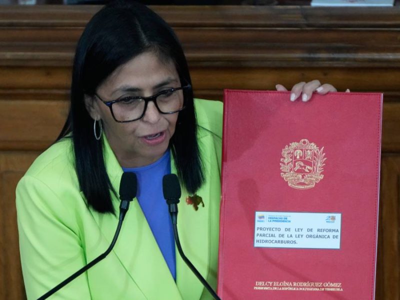 Llega vuelo con 231 venezolanos deportados de Phoenix tras captura de Maduro