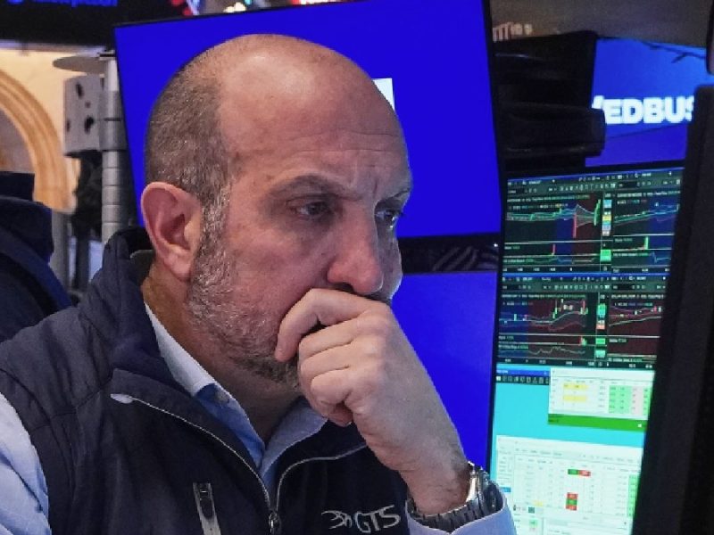 La mayor parte de Wall Street se desvía mientras las empresas de defensa suben