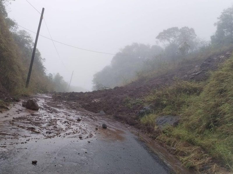 Deslaves mantienen incomunicadas 24 comunidades en Tenango de Doria