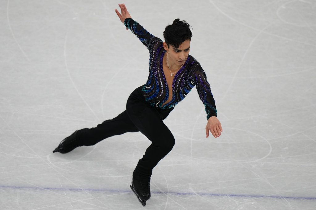 Donovan Carrillo en plena competencia en Milán-Cortina 2026. Foto: Agencia AP.