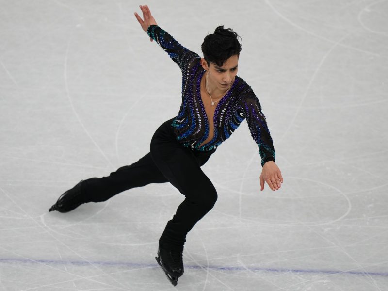 Donovan Carrillo en plena competencia en Milán-Cortina 2026. Foto: Agencia AP.