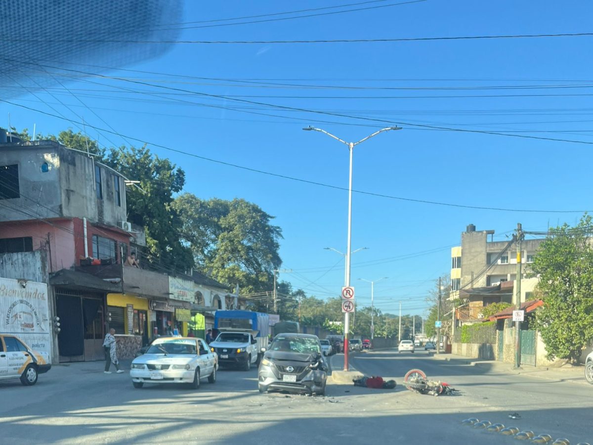 Accidente entre motocicleta y automóvil deja un herido en Huejutla