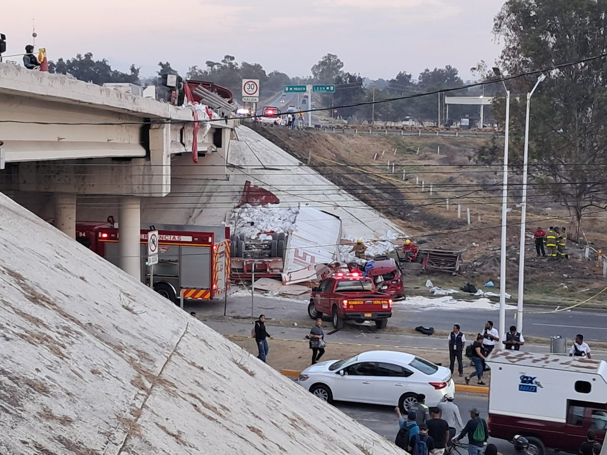 Accidente en la Aguascalientes-León: mueren dos mujeres tras caída de puente