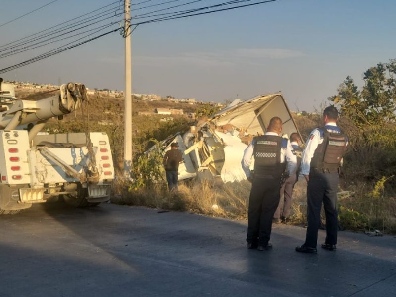 Accidente en León, vuelca camión de carga tras falla mecánica sobre bulevar Las Joyas
