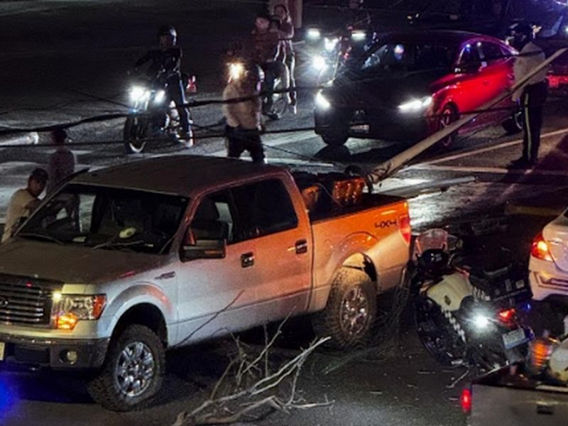 Camioneta derriba poste tras accidente con auto en Celaya; se queda el área sin luz