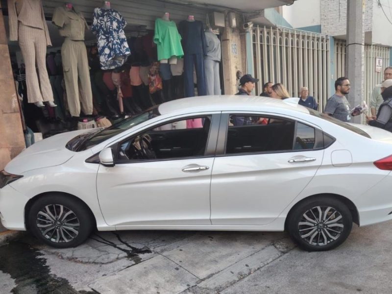 Conductora que sufrió crisis de ausencia, arrolló a motociclista, chocó camioneta y se incrustó en tienda de Moroleón