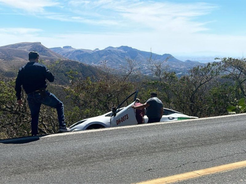 Taxista pierde el control en curvas de la sierra de Guanajuato capital y vuelca con pasajeros