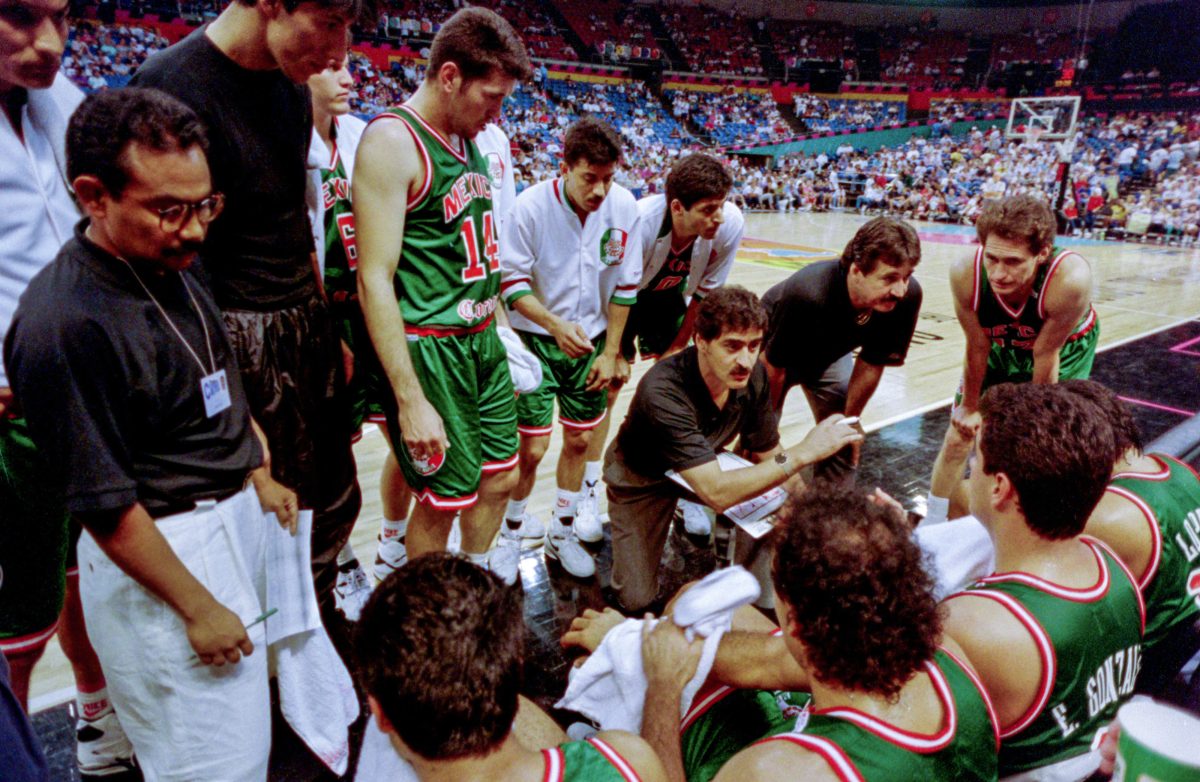 Arturo Guerrero dando instrucciones con la Selección Mexicana de basquetbol. MexSport.