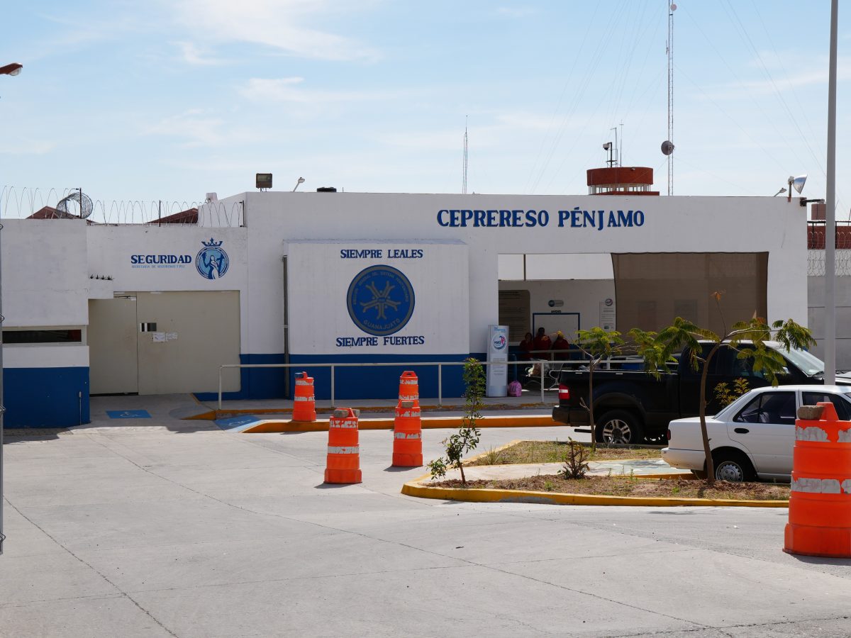 Atacan a expolicía de Pénjamo afuera del Ceprereso; cumplía sentencia por armas de fuego