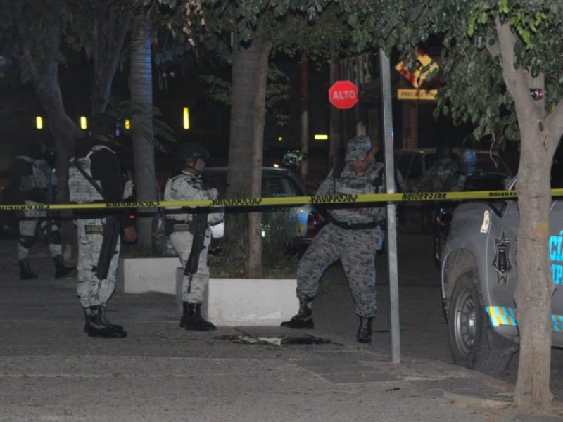 Intentan asesinar a José cuando caminaba con su novia en calles de León; va grave a hospital