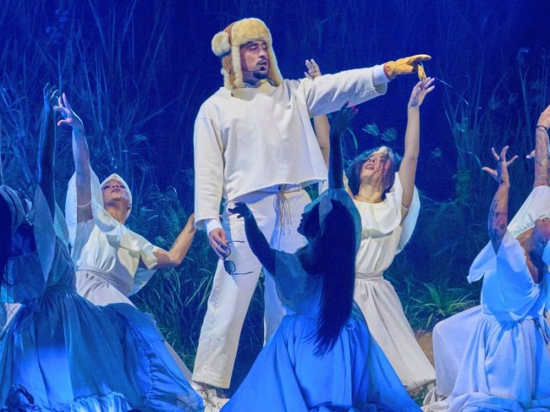 Aficionados estudian español para disfrutar a Bad Bunny en el Super Bowl