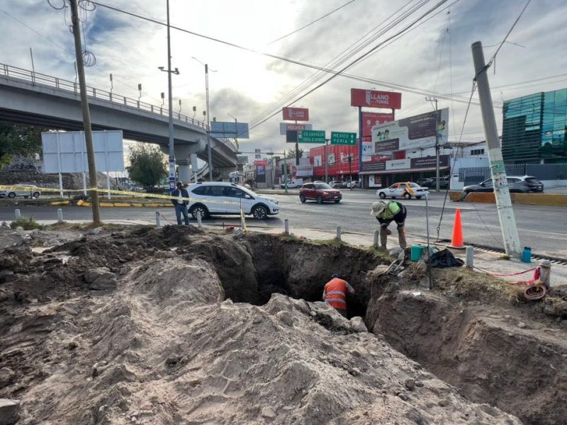 Fuga en bulevar Felipe Ángeles afecta presión de agua en San Javier