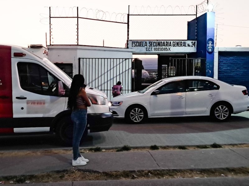 Cae estudiante de segundo piso en secundaria de León tras recargarse en barandal