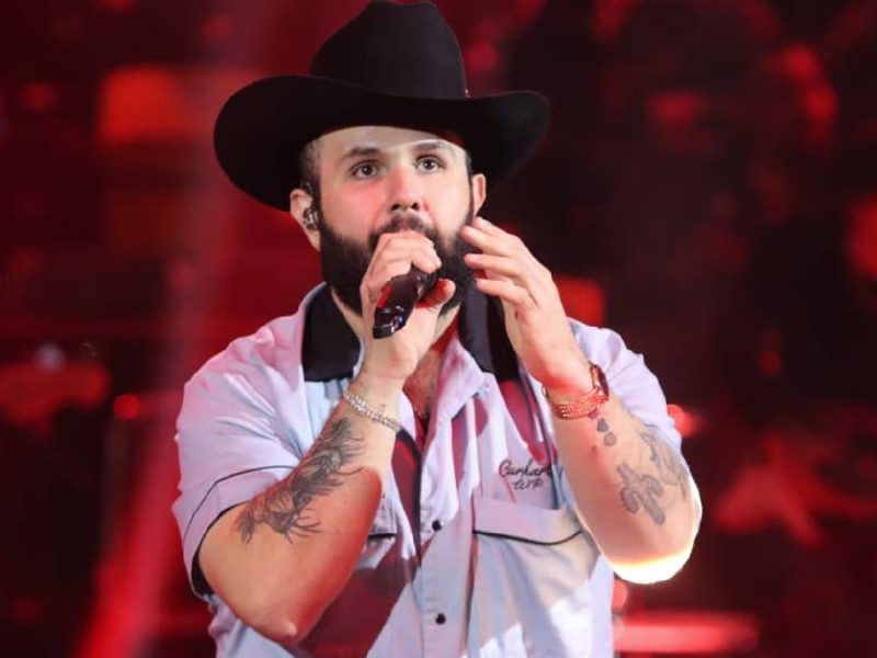  Entre dolidos y brindis, Carin León conquista León en su primera noche en el Palenque