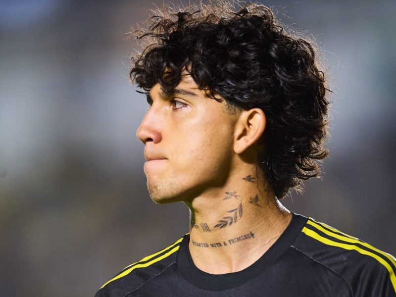 Kevin Álvarez fue abucheado ante Olimpia; Brian Rodríguez y Sebastián Cáceres lo defienden