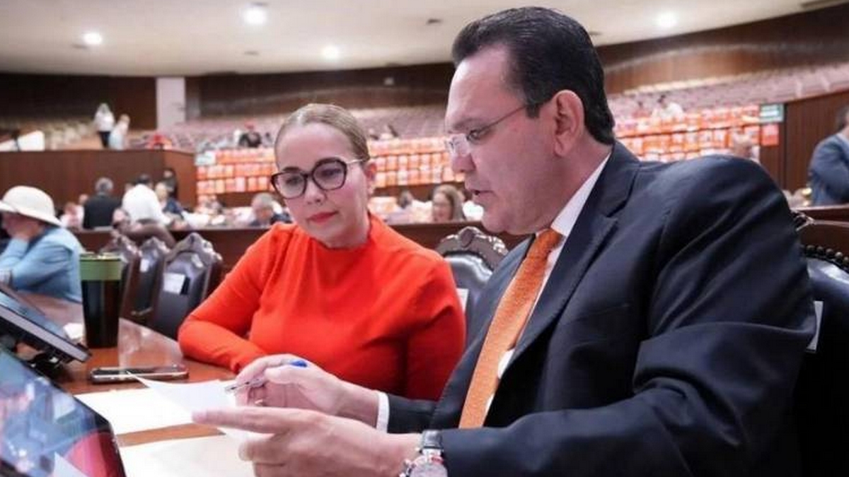 La diputada Elizabeth Montoya Ojeda y el diputado Sergio Torres Félix