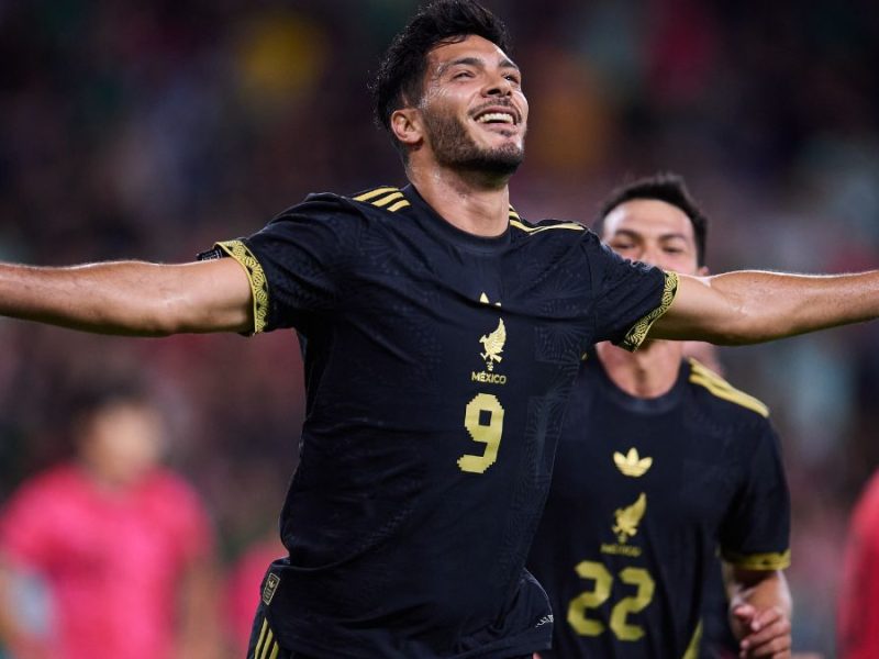 Raúl Jiménez marca con el Fulham y llega a 200 goles en su carrera