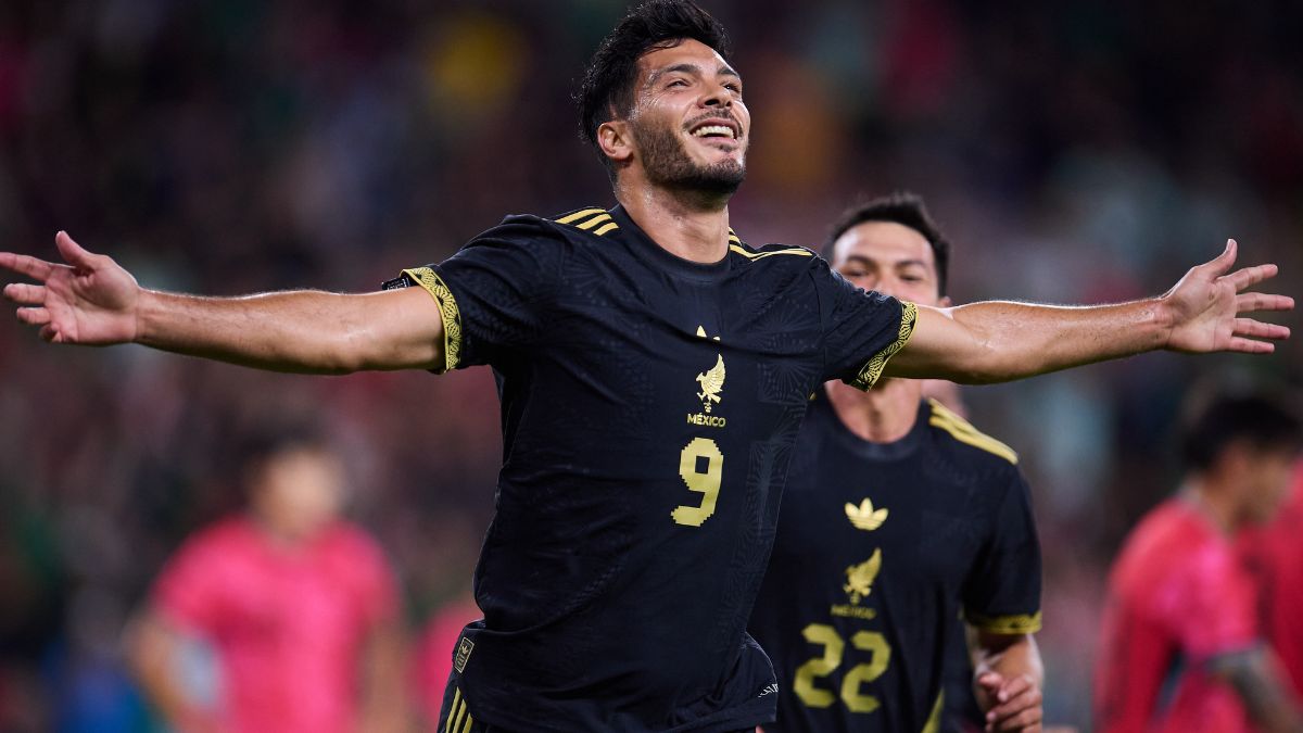 Raúl Jiménez celebrando uno de los 45 goles de su carrera con México. Foto: Mexsport.