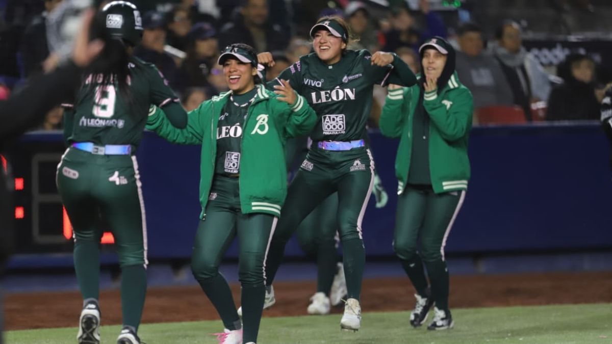 Bravas de León celebrando una carrera en Monterrey. Foto: Sultanes Femenil Oficial.