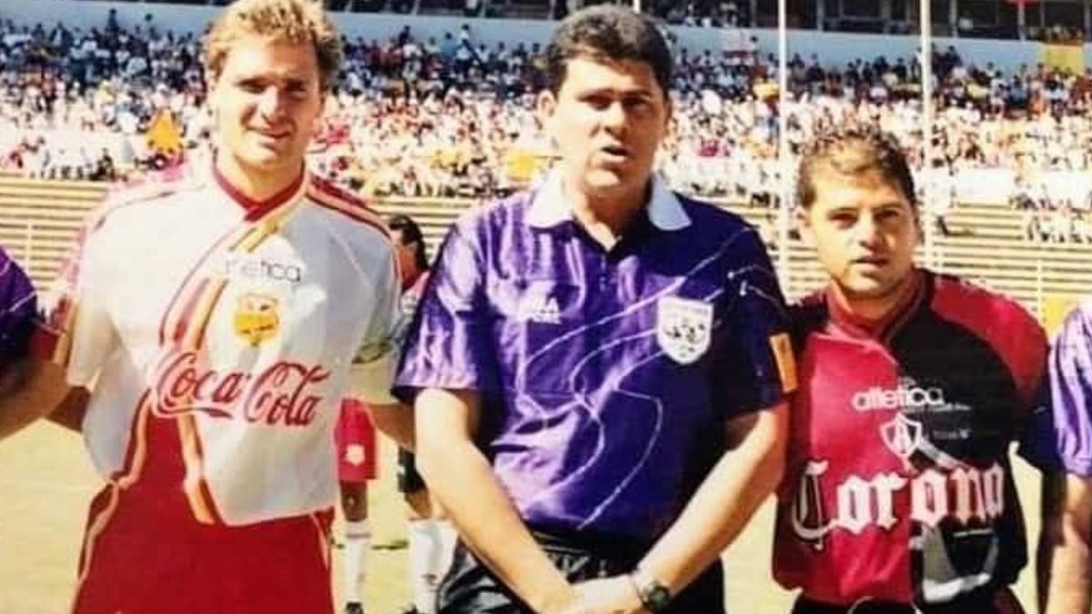 León Padró Borja en uno de los juegos que arbitró en la Primera División; en aquella ocasión, un Atlas Vs Morelia en el Estadio Jalisco. Foto: Zeta Aguilar.