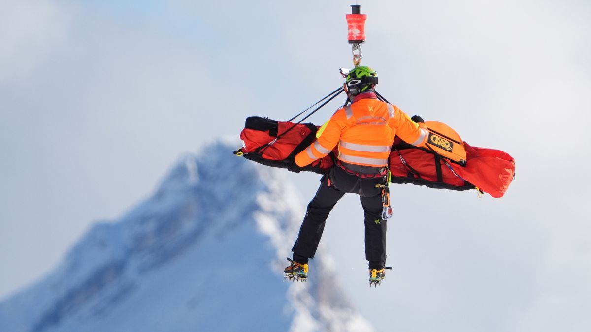 Lindsey Vonn es retirada de Milán-Cortina 2026 en helicóptero. Foto: Agencia AP.