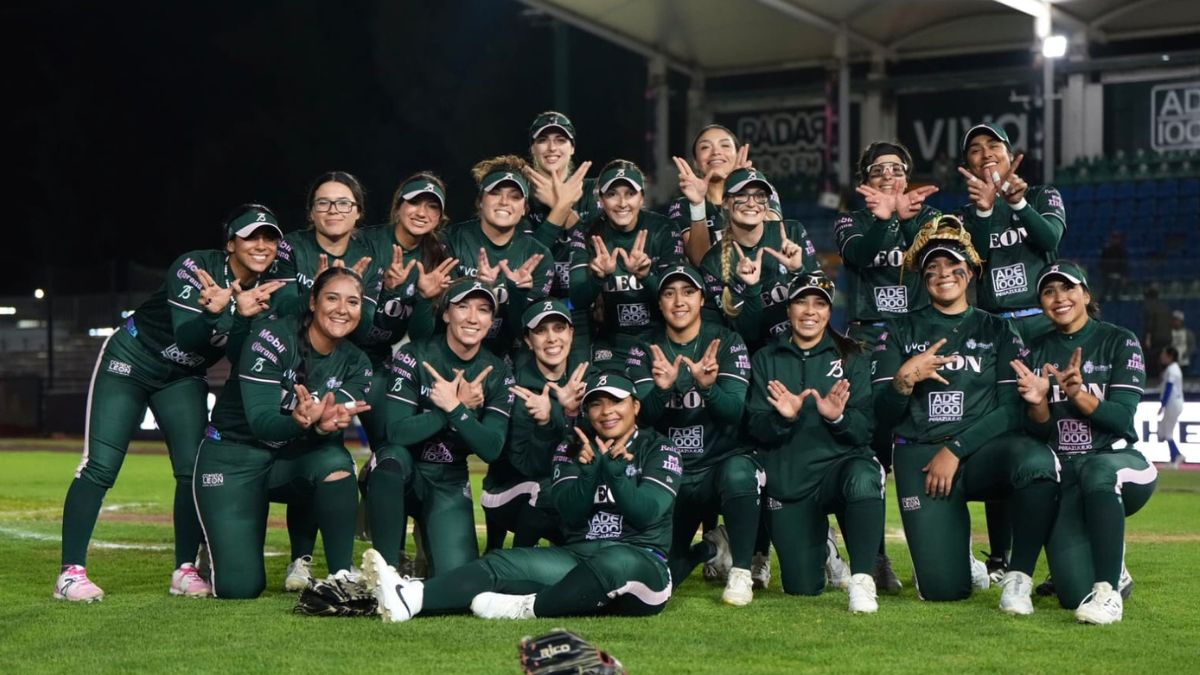El plantel de las Bravas de León celebrando una de sus últimas cuatro victorias al hilo. Foto: Bravas de León.