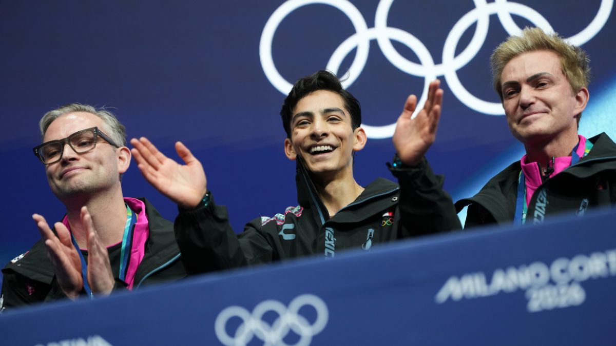 Donovan Carrillo a lado de sus entrenadores, luego de competir en Milán-Cortina 2026. Foto: Agencia AP.