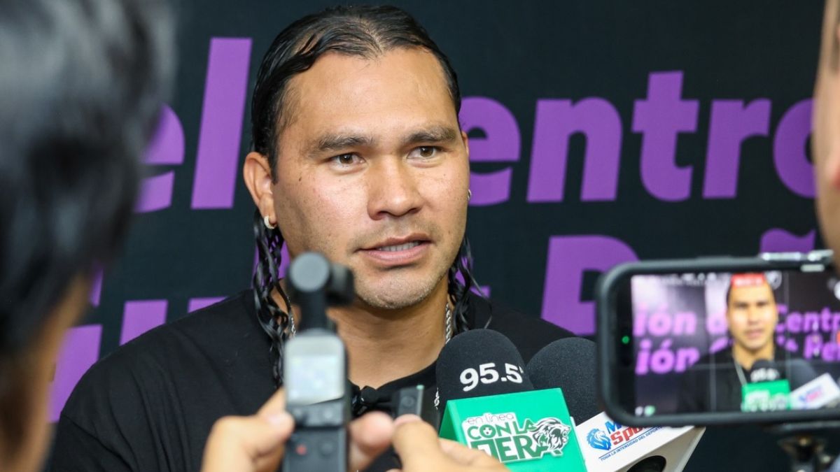 Carlos 'Gullit' Peña en la presentación de su proyecto. Foto: Comude León.