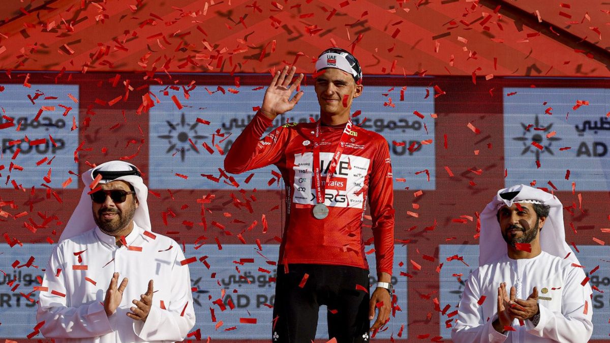 Isaac del Toro en lo más alto del podio, en la sexta etapa del Tour UAE 2026. Foto: Team UAE Emirates Oficial.
